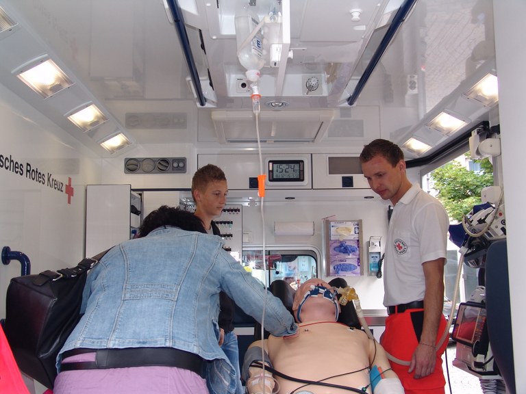 An einer Übungspuppe wurde demonstriert, wie Patienten im Rettungswagen versorgt werden können.