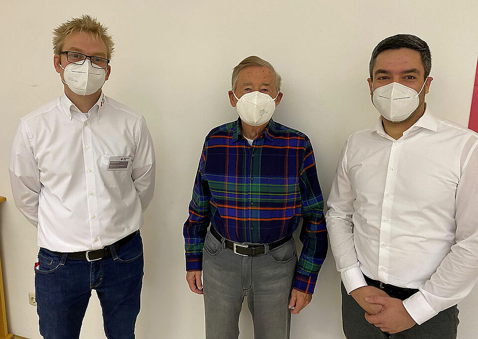Daniel Imhof, 1. Impfling Horst Voss, Daniel Schirmer Horst Voss (Mitte) aus Oberschleichach war mit seinen 92 Jahren der erste Impfling im Impfzentrum Haßberge. Mit ihm freuen sich die beiden Leiter des Impfzentrums, Daniel Imhof (li.) und Daniel Schirmer (re.). (Foto: Michael Will)
