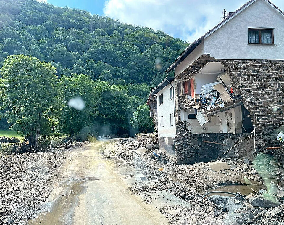 Zig Wohnhäuser sind nicht mehr bewohnbar. Die Flut hat sie zerstört, teilweise einfach weggespült.  (Foto: Bayerisches Rotes Kreuz)