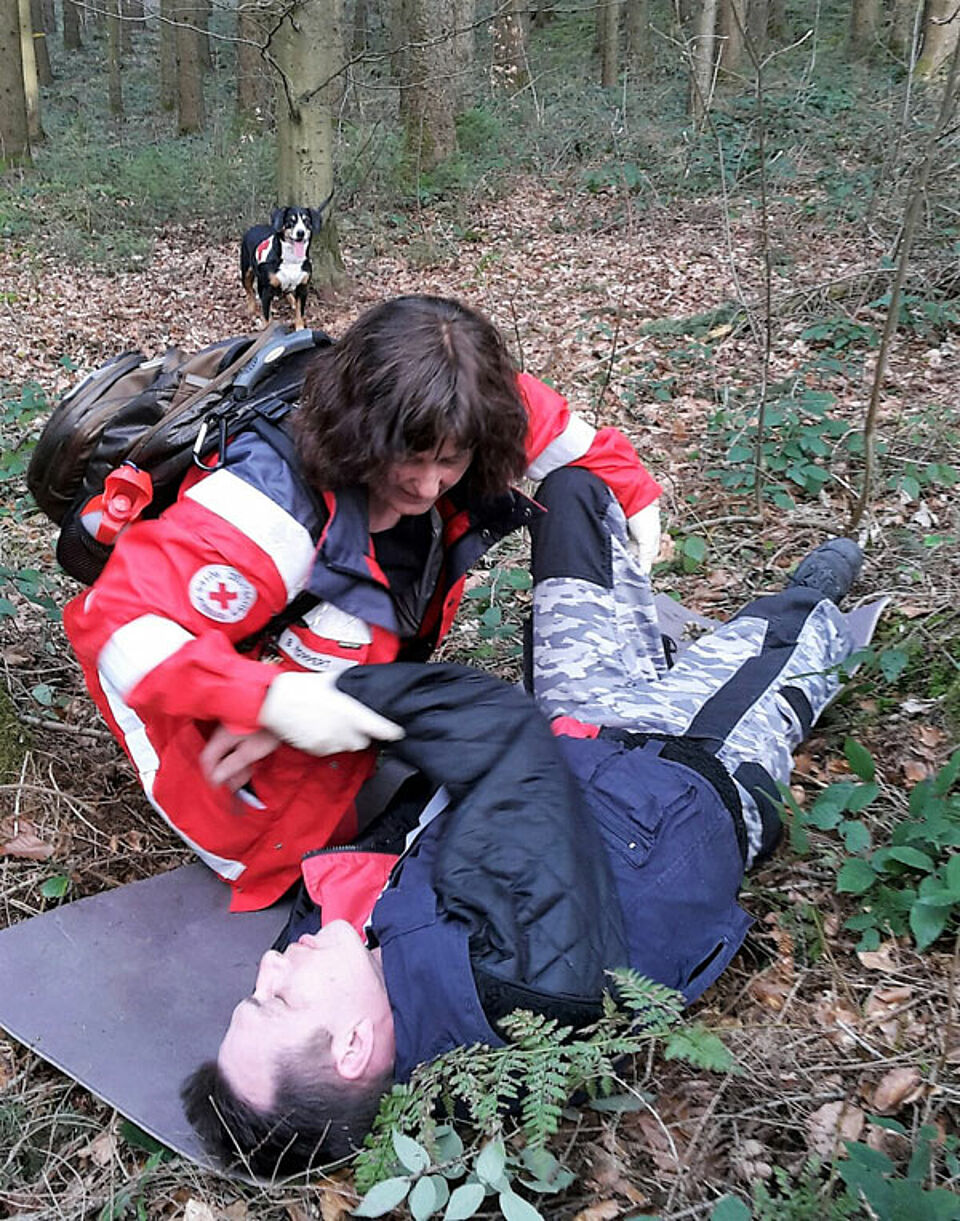 Rettungshund findet bewusstlose Person