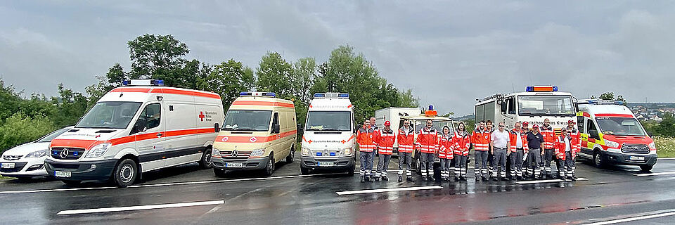 15 Einsatzkräfte des BRK aus den Haßbergen sind mit sieben Fahrzeugen seit Samstag im Katastrophengebiet in Rheinland-Pfalz im Einsatz. Sie wurden in den Haßbergen von Jürgen Geisel (2. von links), stellvertretender Katastrophenschutzbeauftragter, in den Einsatz verabschiedet. (Foto: Michael Will / BRK)