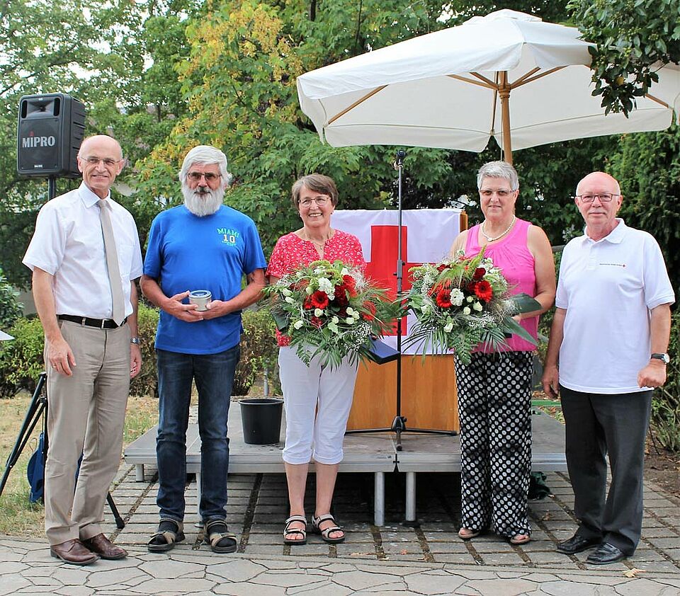 BRK-Kreisvorsitzender Wilhelm Schneider (links) und Kreisgeschäftsführer Dieter Greger (rechts) dankten langjährigen Mitarbeitern für ihren engagierten Einsatz für das Rote Kreuz. Georg Klarmann, Theresia Dellert und Helga Bendel (ab 2. von links) wurden in den Ruhestand verabschiedet. (Foto: Janina Lörzer / BRK)