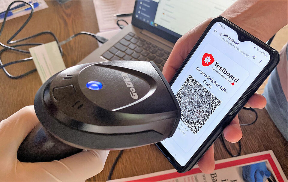 Mit einem persönlich erzeugten QR-Code, der bei der Anmeldung in den BRK-Testzentren am Smartphone vorgezeigt und gescannt wird, ist anschließend die digitale Ergebnisübermittlung möglich. Die Wartezeit vor Ort entfällt. (Foto: Michael Will / BRK)