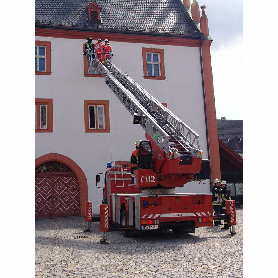 Rettung eines Verletzten mit der Drehleiter, zusammen mit der Feuerwehr Haßfurt.