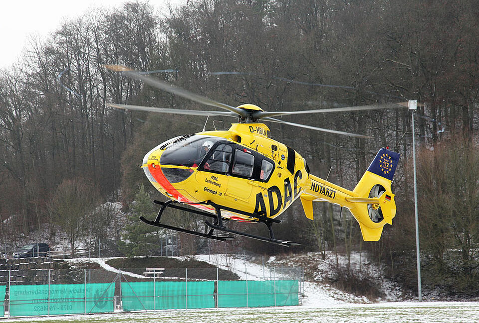 Hausbewohner aus akuter Lebensgefahr gerettet: Sieben Menschen mit Kohlenmonoxid-Vergiftung in Krankenhäuser eingeliefert. Vermuteter Defekt an einer Ölheizung sorgt für Großeinsatz des Rettungsdienstes. (Foto: Michael Will / BRK)