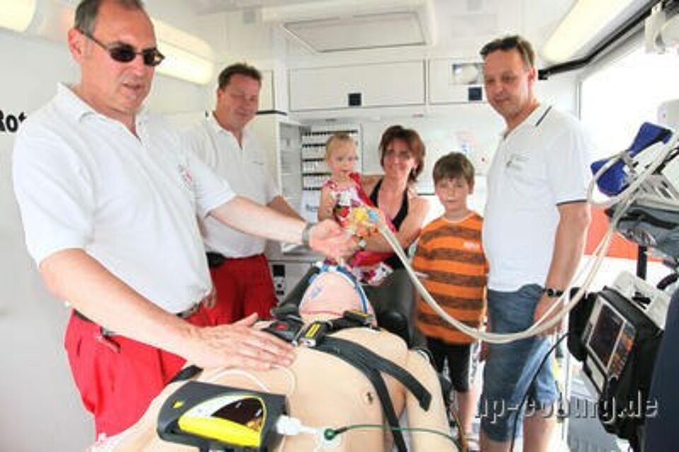 Demonstration der Patientenversorgung im Rettungswagen durch Klaus Schindler und Markus Roth.