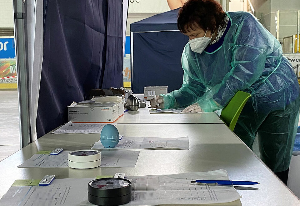 Bis das Ergebnis der Antigenschnelltests vorliegt, dauert es rund 15 Minuten. So lange müssen die Testwilligen in einem Wartebereich Platz nehmen. Hannelore Gabinio hat dabei alles im Blick. (Foto: Michael Will / BRK)
