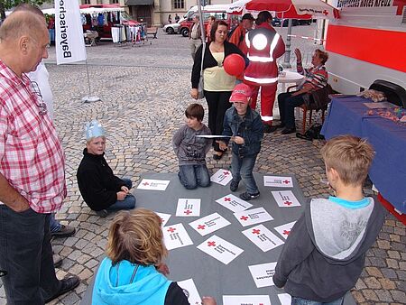 Mehrere Kinder spielen das Memory