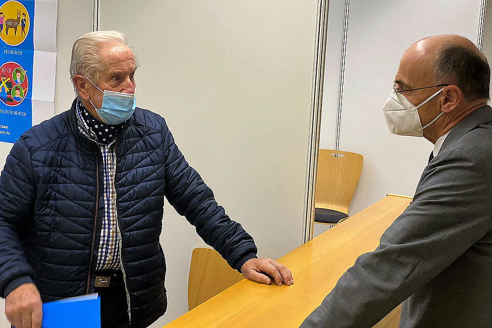 Landrat Schneider (re) im Gespräch mit Helmut Grüb Landrat Wilhelm Schneider (re.) im Gespräch mit Helmut Grüb, einem der ersten Impflinge. (Foto: Michael Will)