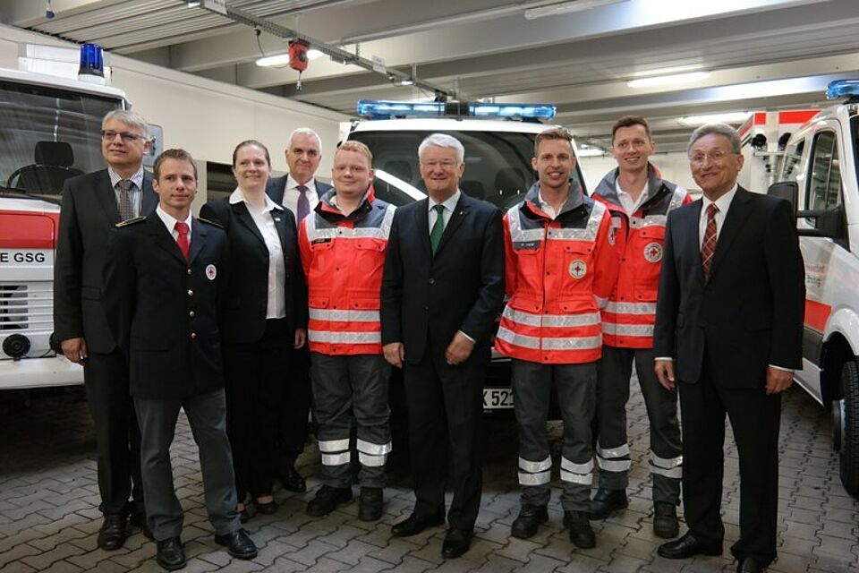 Das Bild zeigt BRK-Präsident Theo Zellner eingerahmt von den Einsatzkräften des BRK-Kreisverbandes Haßberge. Weiterhin ist zu sehen: v.l.n.r. Regierungsvizepräsident Dr. Graf, BRK-Landesfachdienstleiter CBRNE Tobias Muhr, Beauftrage der Bereitschaften in Unterfranken Frau Caroline Zimmermann, BRK-Landesgeschäftsführer Leonhard Stärk, 2. Stv. Vorsitzender BRK-Landshut Josef Neumeier