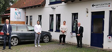 Die beiden Impfzentren Hofheim (Bild) und Zeil, die der BRK-Kreisverband Haßberge im Auftrag des Landkreises im Rotkreuzhaus Hofheim und in der Tuchangerhalle Zeil betrieben hat, werden zum 1. Oktober geschlossen. Damit blickt das BRK auf neuneinhalb Monate erfolgreiche Arbeit zur Pandemiebewältigung zurück. Im Foto (von links) die beiden Impfzentren-Leiter Daniel Imhof und Daniel Schirmer, ärztliche Leiterin Dr. Christina Bendig und BRK-Kreisgeschäftsführer Dieter Greger. Auf dem Foto fehlt Dr. Arman Behdjati-Lindner, ärztlicher Leiter des Impfzentrums Zeil.  (Foto: Will)