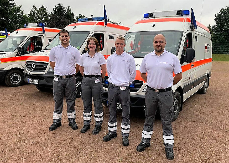 Im Rahmen des Hilfeleistungskontingents Transport Unterfranken unterstützen auch vier ehrenamtliche Helfer aus dem BRK-Kreisverband Haßberge mit zwei Krankentransportwagen einen Einsatz im Hochwasser-Katastrophengebiet in Rheinland-Pfalz. Yannick Scholl, Sarah Derwanz, Patrick Stretz und Fabian Weber (von links) sind am Mittwochmorgen mit dem Kontingent aufgebrochen. (Foto: Bayerisches Rotes Kreuz)