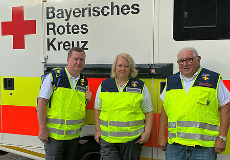 Das Ehepaar Sven und Kerstin Skaberna und Hans-Peter Bendner (von links) waren als ehrenamtliche Mitarbeiter des PSNV-Teams des BRK-Kreisverbandes Haßberge im Ahrtal im Einsatz. Sie haben Bewohnern und Helfern in schweren Stunden psychische Erste Hilfe geleitet. (Foto: Michael Will / BRK)