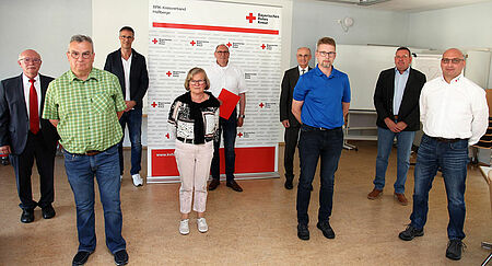 Für 25 bzw. 40 Dienstjahre beim Bayerischen Roten Kreuz wurden Mitarbeiter des Kreisverbandes Haßberge geehrt. Im Bild (von links): Kreisgeschäftsführer Dieter Greger, Martin Schmitt, Christoph Grimmer, Christiane Raab, Klaus Schindler, Kreisvorsitzender Wilhelm Schneider, Marcus Leonhardt, Jürgen Geisel und Jürgen Bäuerlein.  (Foto: Michael Will / BRK)