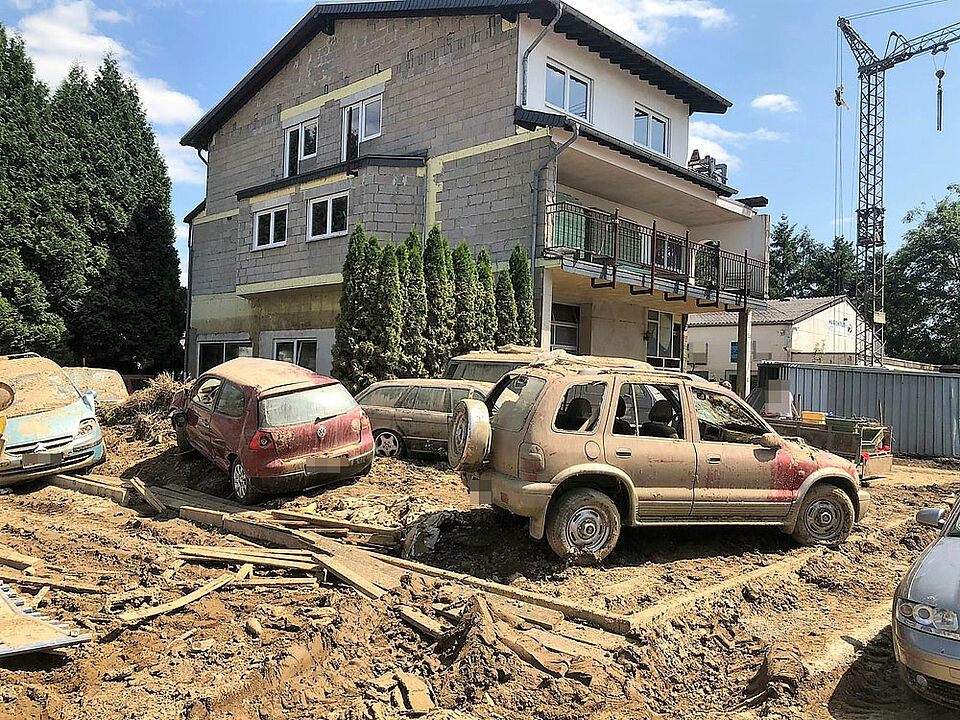 Bilder der Zerstörung – soweit das Auge reicht. Das Hochwasser hat Schlamm und Dreck hinterlassen, Autos wie Spielzeuge weggeschwemmt und aufeinander geschoben. Bilder, die Bewohner und Helfer belasten. (Foto: Kerstin Skaberna / BRK)