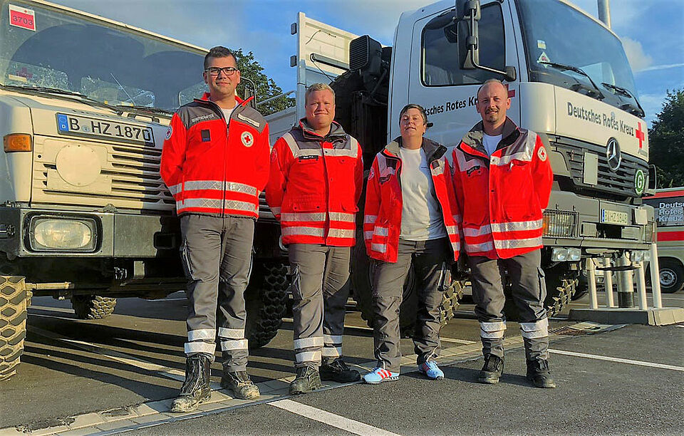 Vier Helferinnen und Helfer aus dem BRK-Kreisverband Haßberge waren als Lkw-Fahrer sieben Tage lang im Ahrtal im Einsatz. Unser Foto zeigt von links: Jonas Förtsch, Patrik Kevin-Mahr, Isabel Grüne und Christoph Zogalla. (Foto: Christoph Zogalla)