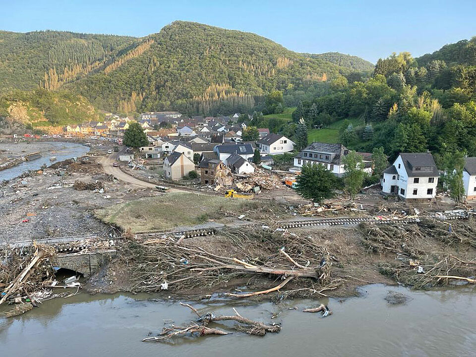 Bilder der Zerstörung in Altenahr: Weggespülte Häuser, zerstörte Bahnstrecken, weggerissene Straßen. „So stelle ich mir ein Kriegsgebiet vor“, sagt ein Helfer. (Foto: Bayerisches Rotes Kreuz)