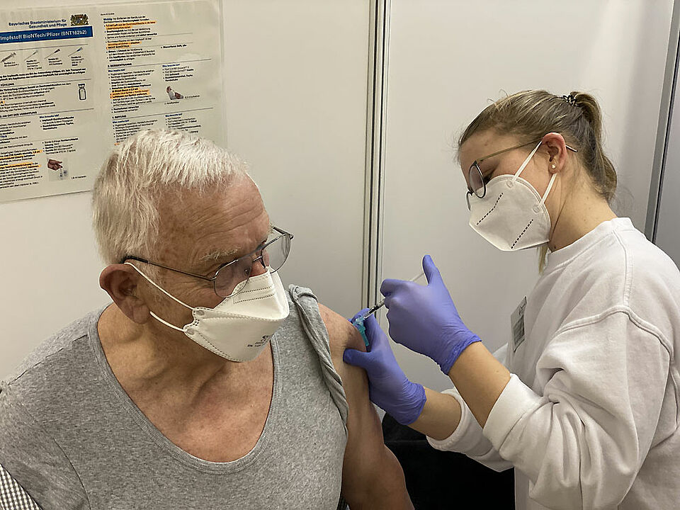 2. Impfling Gerhard Langer mit BRK-Mitarbeiterin Johanna Wildanger Gerhard Langer (84) aus Haßfurt war der zweite Impfling, dem BRK-Mitarbeiterin Johanna Wildanger den Impfstoff verabreichte. (Foto: Michael Will)