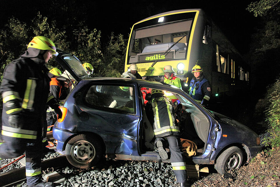 Am Bahnübergang „Hetschingsmühle“, so das Szenario, wurden drei Autos von einem Zug gerammt, insgesamt acht Personen waren eingeklemmt. Dieser Polo wurde 150 Meter mitgeschleift. Das Eisenbahnunternehmen agilis hatte für die Übung extra einen Zug bereitgestellt. (Foto: Michael Will / BRK)                   