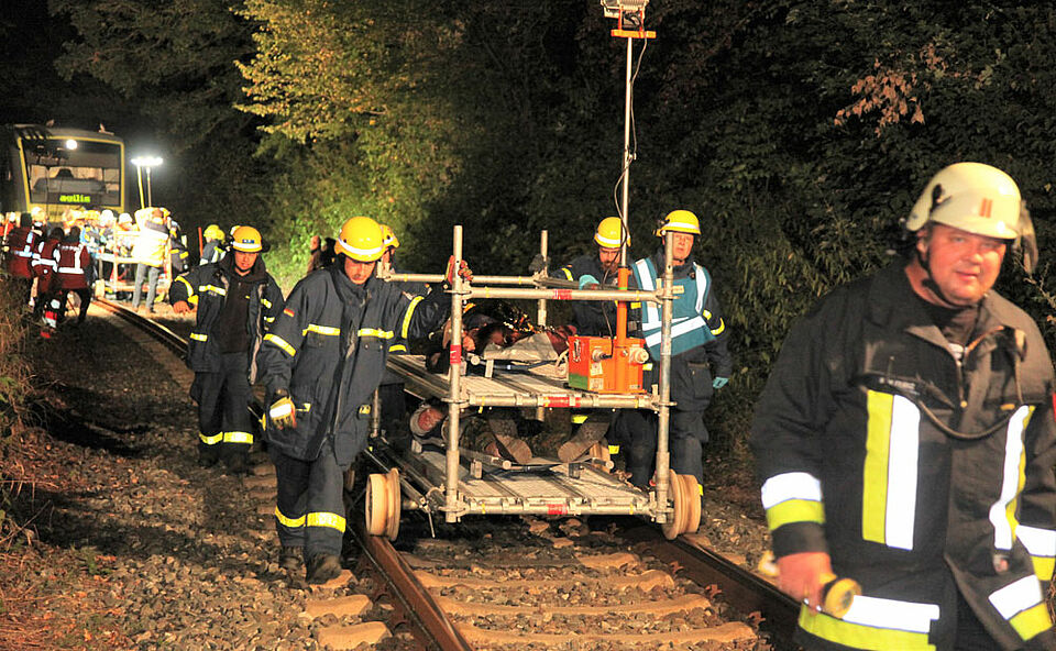 Das Technische Hilfswerk Haßfurt wurde ebenfalls alarmiert und brachte Spezialgerät an die Einsatzstelle. Mit einem Bahnrettungssatz und Draisinen konnten Verletzte schnell und sicher vom Zug zu den Patientenablagen transportiert werden. (Foto: Michael Will / BRK)