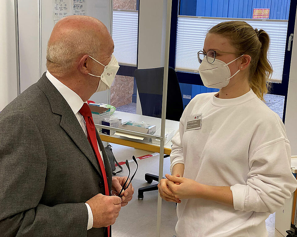 BRK-Kreisgeschäftsführer Dieter Greger im Gespräch mit BRK-Mitarbeiterin Johanna Wildanger. (Foto: Michael Will)